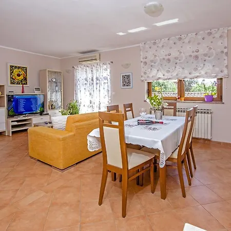 Apartman Karmen *