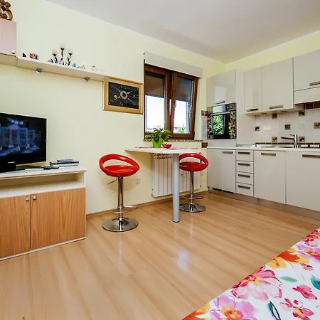 Apartman Karmen *